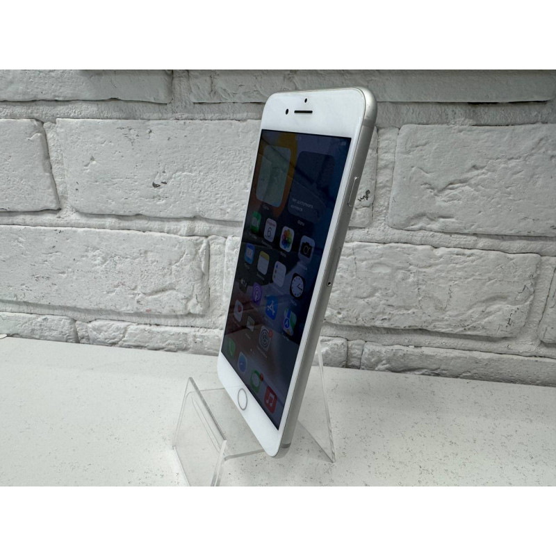 Мобильный телефон Apple iPhone 7 Plus 3/128 GB            
            б/у