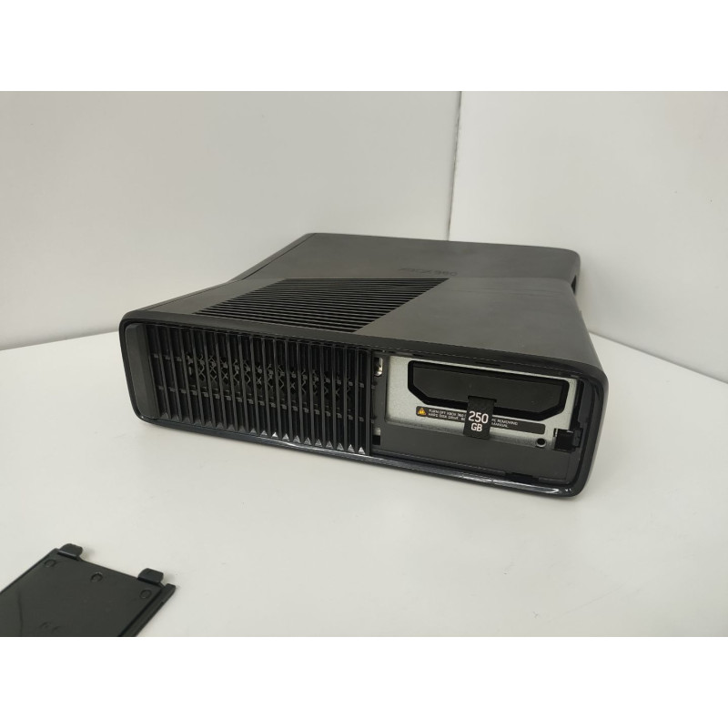 Игровые приставки Microsoft Xbox 360 S 250GB            
            б/у