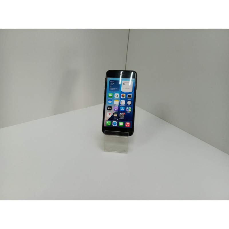 Мобильный телефон Apple iPhone SE 2020 3/128 GB            
            б/у