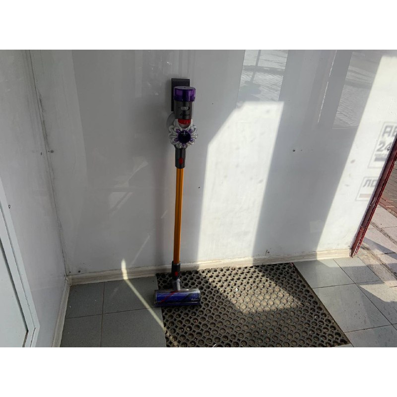 Пылесос ручной Dyson V8 (SV25)            
            б/у