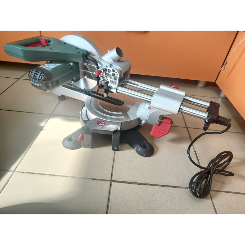 Торцовочная пила Metabo KGS 216 M