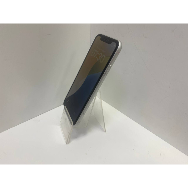 Мобильный телефон Apple iPhone XR 3/64 GB            
            б/у