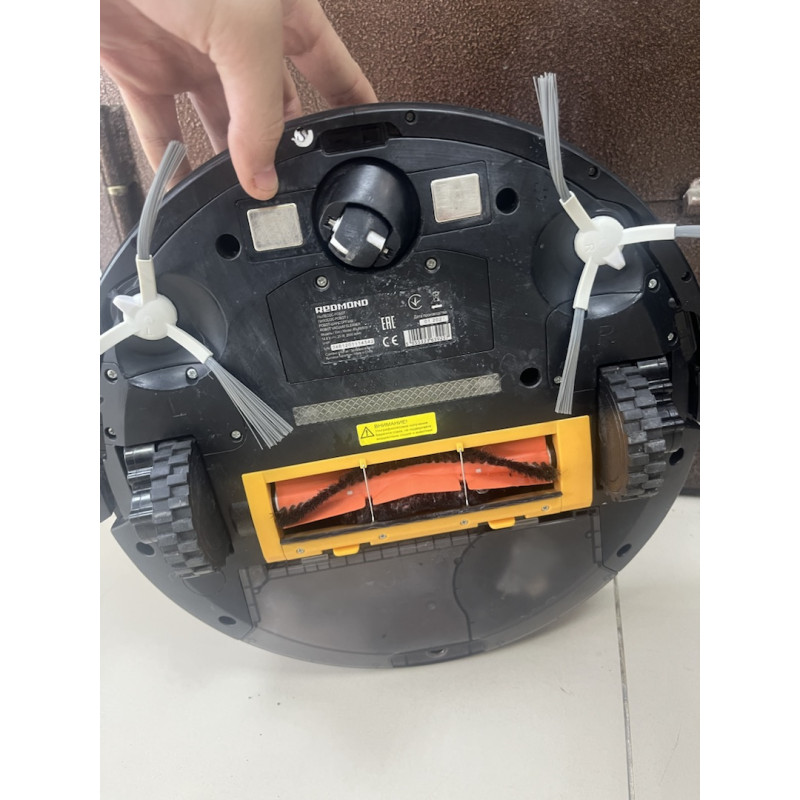 Робот-пылесос REDMOND RV-R650S            
            б/у