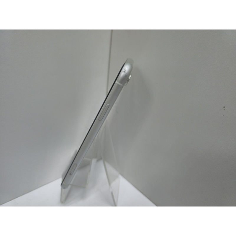 Мобильный телефон Apple iPhone XR 3/128 GB            
            б/у