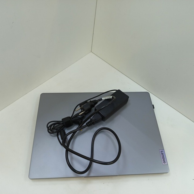 Ноутбук Lenovo IdeaPad Slim 3 16IAH8            
            б/у