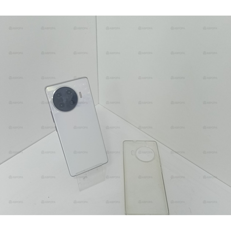 Мобильный телефон Tecno SPARK 20 Pro+ 8/256 GB            
            б/у