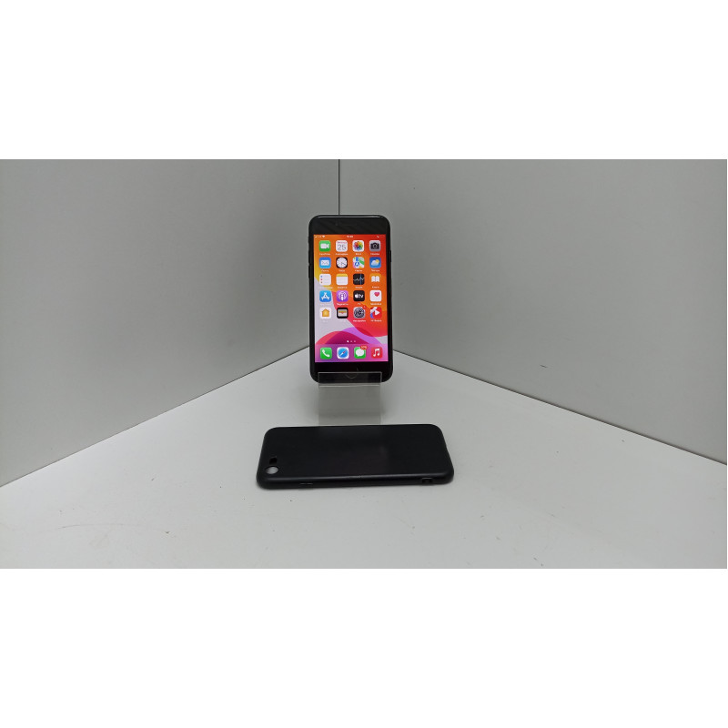 Мобильный телефон Apple iPhone 7 2/32 GB.            
            б/у