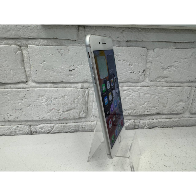 Мобильный телефон Apple iPhone 7 Plus 3/128 GB            
            б/у